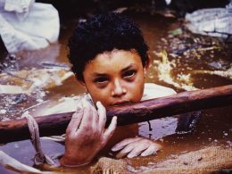 La petite Omayra Sánchez meurt dans la boue et l’eau insalubre