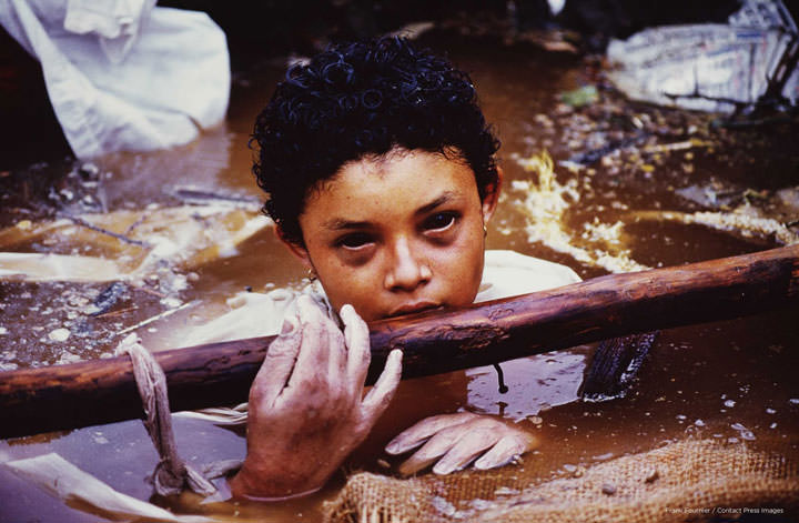 La petite Omayra Sánchez meurt dans la boue et l’eau insalubre