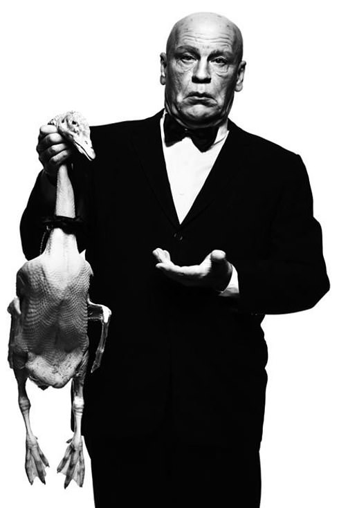 John comme "Alfred Hitchcock"