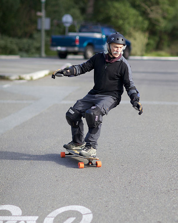 Lloyd Kahn, 78 ans, a décidé qu’il devait se mettre au skateboard à l’âge de 65 ans