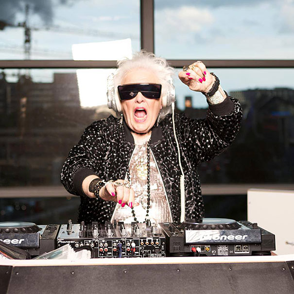 A 68 ans, Ruth Flowers a décidé de devenir DJ dans un Club. Elle a aujourd'hui 72 ans