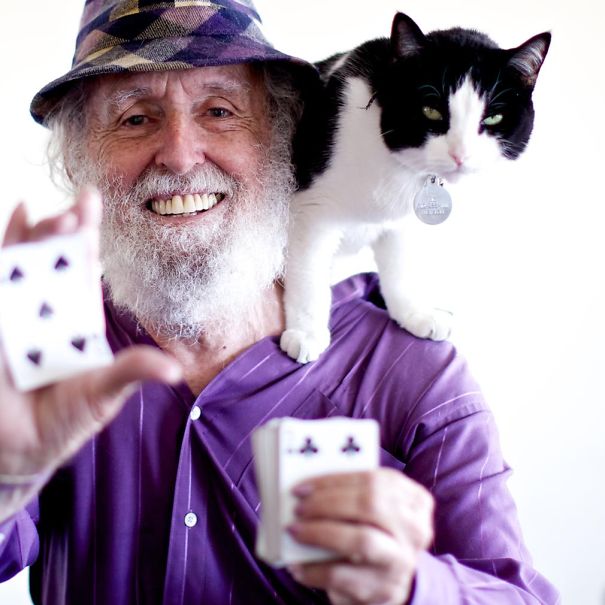 Ancien multimillionnaire, Paul Fegen, 78 ans, a refait sa vie en montrant des tours de cartes