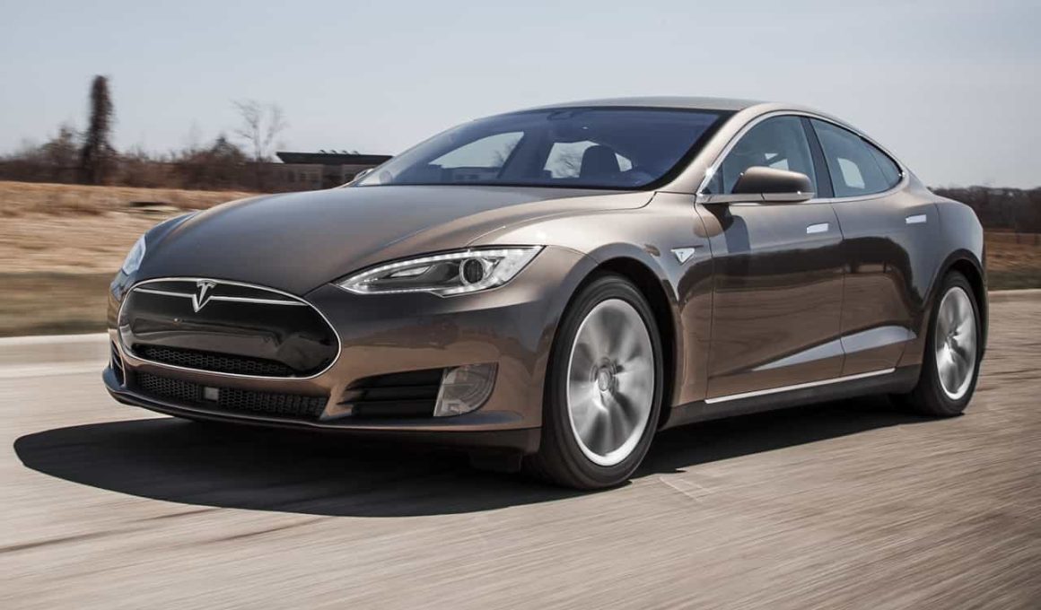 Tesla présentera son Model 3 en mars, pour une commercialisation bien plus tard