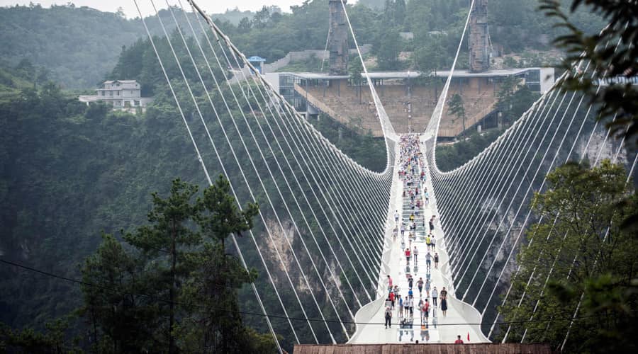 Avec ses 430 m de longueur, il est le plus long pont en verre du monde 3