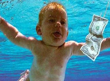 Après avoir pris la pose pour Nevermind, Spencer Elden reprend la pose 25 ans plus tard