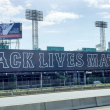 Les Red Sox de Boston dévoilent un panneau d'affichage Black Lives Matter de 76 mètres à côté du “Fenway Park”