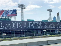 Les Red Sox de Boston dévoilent un panneau d'affichage Black Lives Matter de 76 mètres à côté du “Fenway Park”