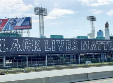 Les Red Sox de Boston dévoilent un panneau d'affichage Black Lives Matter de 76 mètres à côté du “Fenway Park”