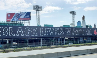 Les Red Sox de Boston dévoilent un panneau d'affichage Black Lives Matter de 76 mètres à côté du “Fenway Park”