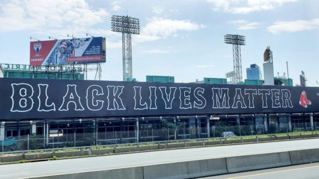 Les Red Sox de Boston dévoilent un panneau d'affichage Black Lives Matter de 76 mètres à côté du “Fenway Park”