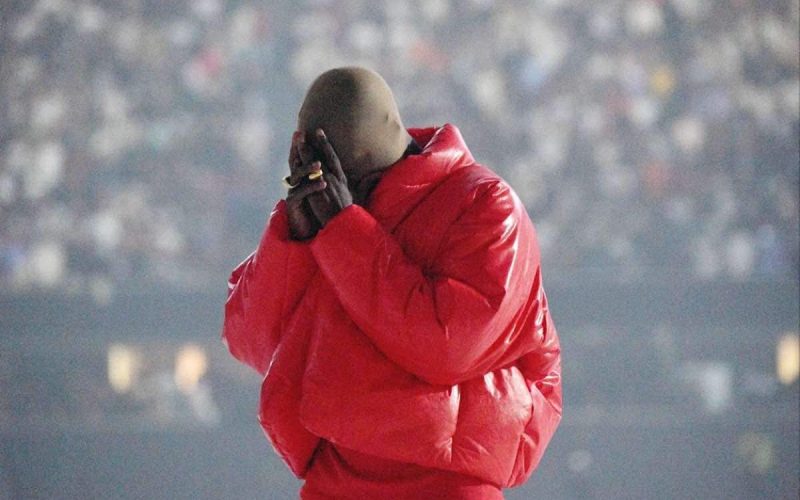 Kanye West portait un masque en bas de laine alors qu'elle pleurait son divorce lors du lancement de son album excentrique Crédit : Getty