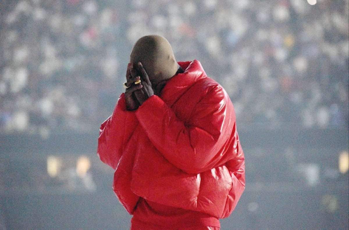 Kanye West portait un masque en bas de laine alors qu'elle pleurait son divorce lors du lancement de son album excentrique Crédit : Getty